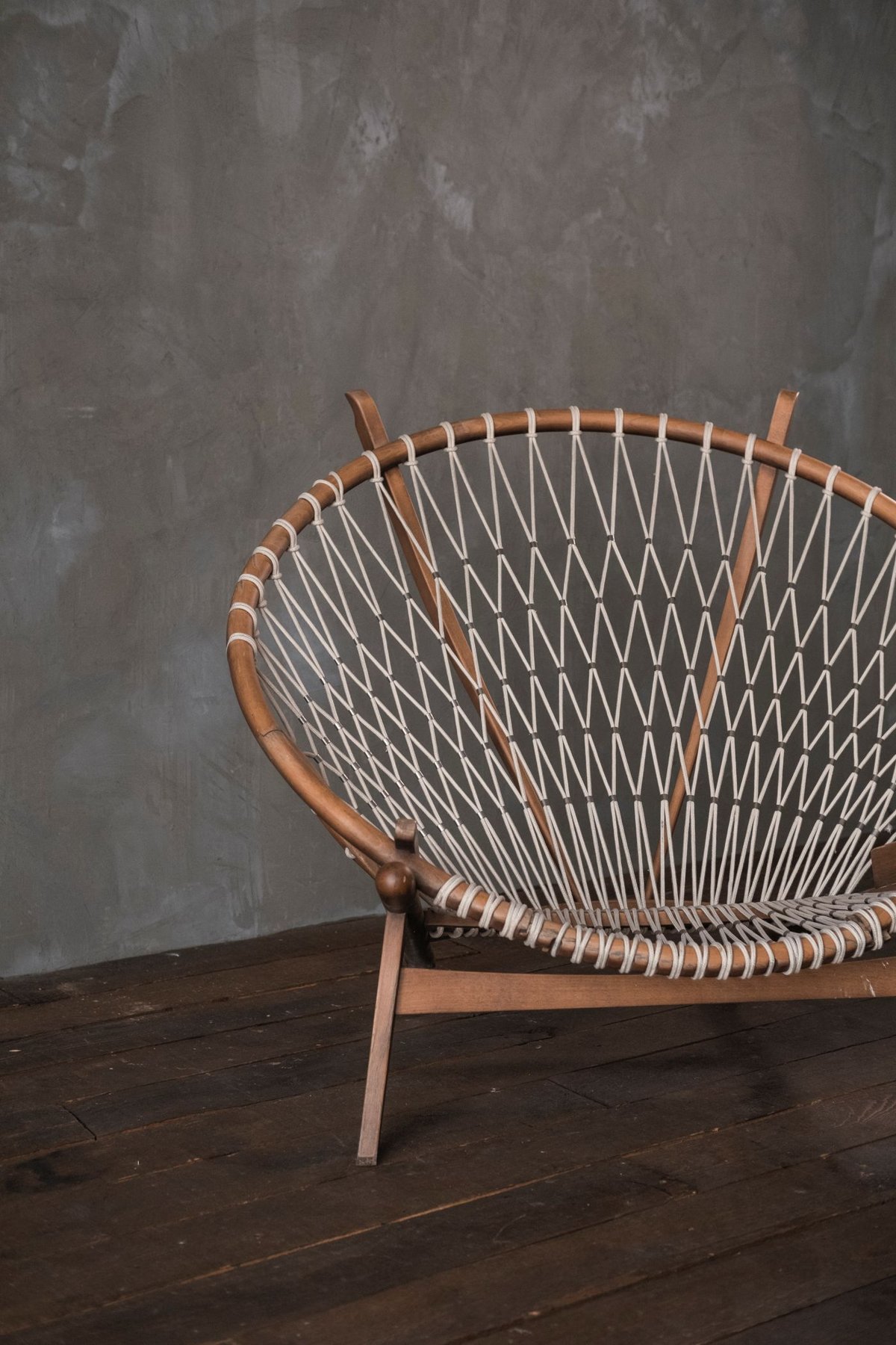 Silla de madera y rejilla