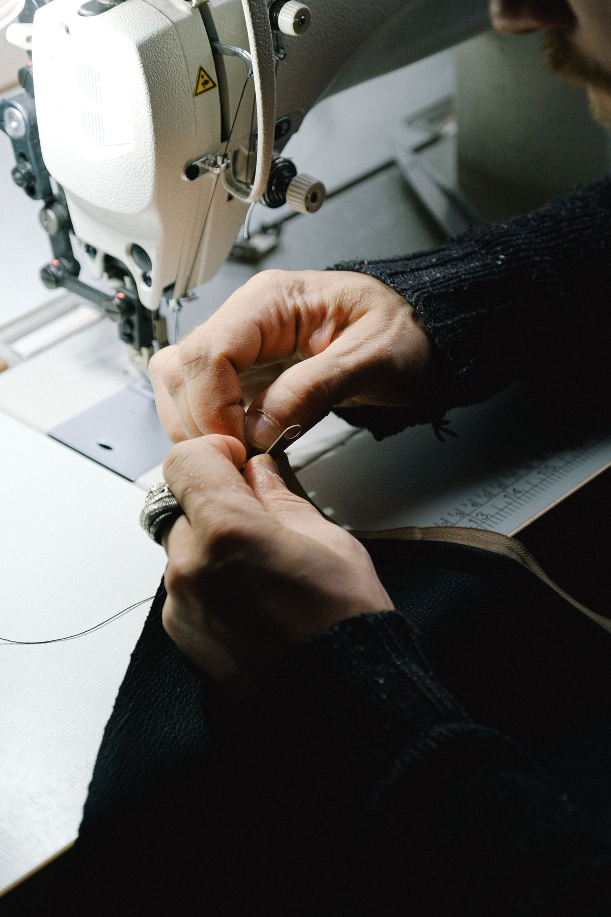 Manos trabajando una costura
