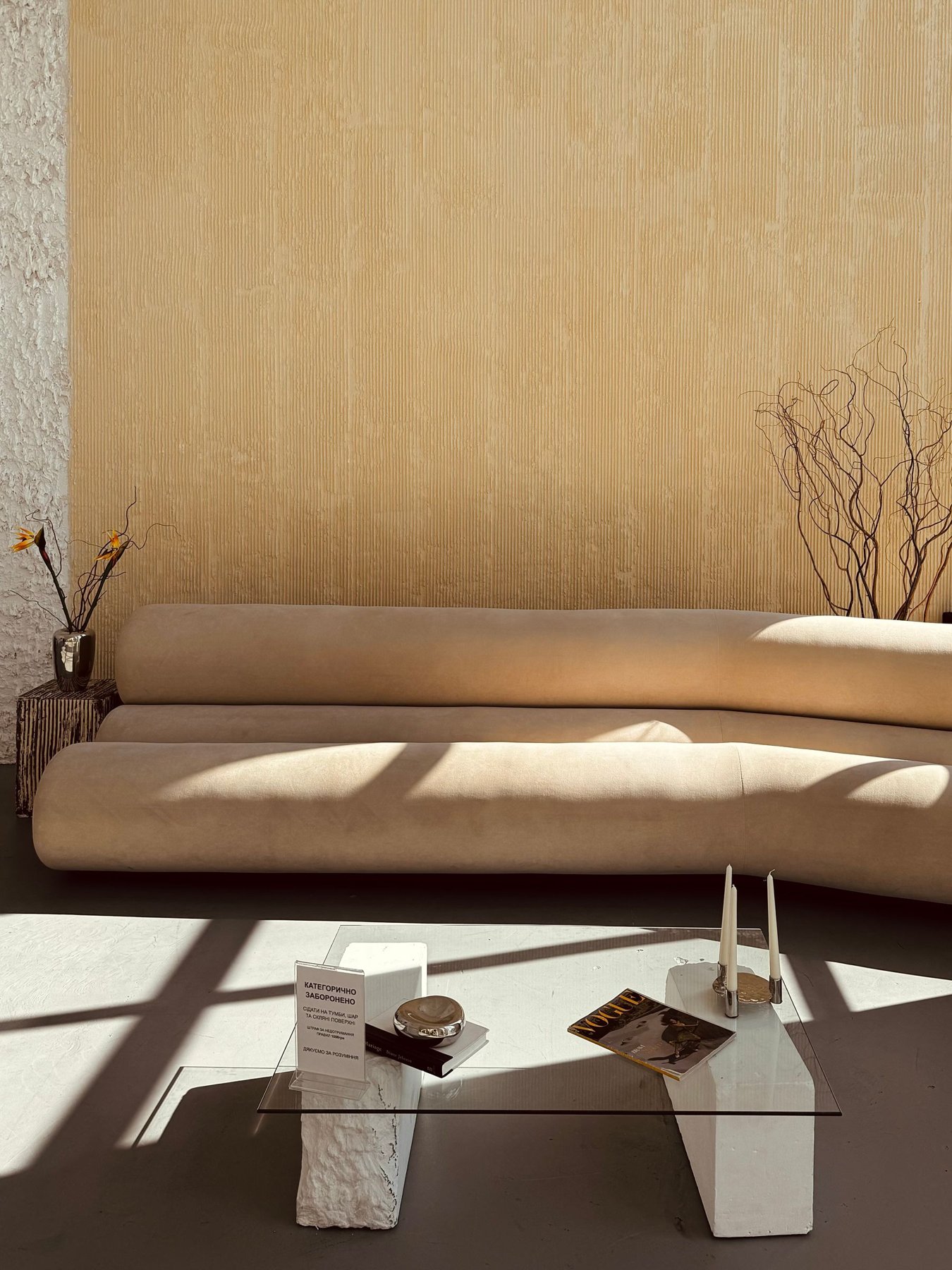 Sofá contemporáneo en un interior cálido